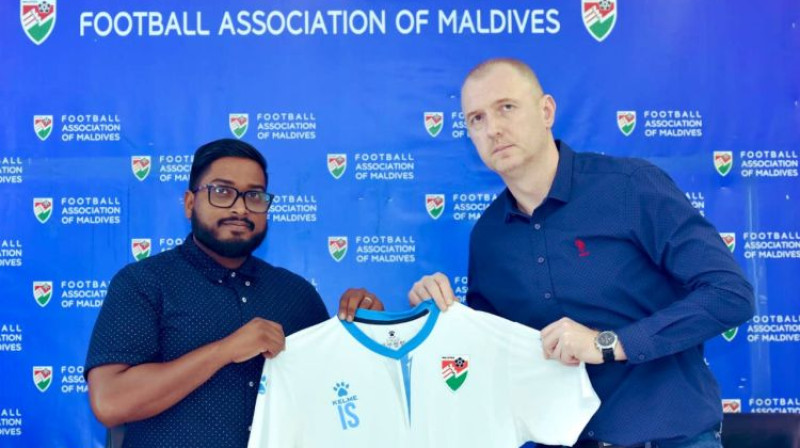 Igors Stepanovs pēc sadarbības noslēgšanas Maldīvu salās. Foto: Football Association of Maldives