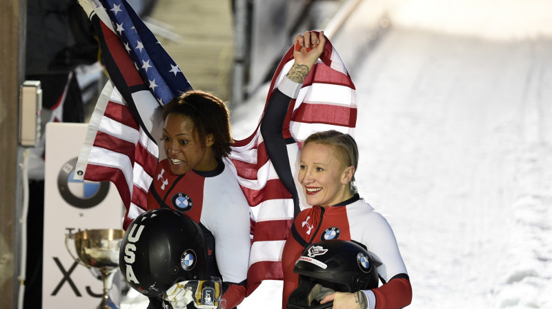 Kailija Hamfrīsa (no labās) un Lorēna Gibsa pēc uzvaras pasaules čempionātā. Foto: AP/Scanpix