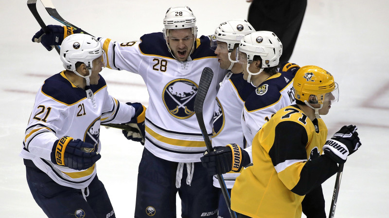 Zemgus Girgensons (centrā) priecājas par vārtu guvumu. Foto: AP/Scanpix