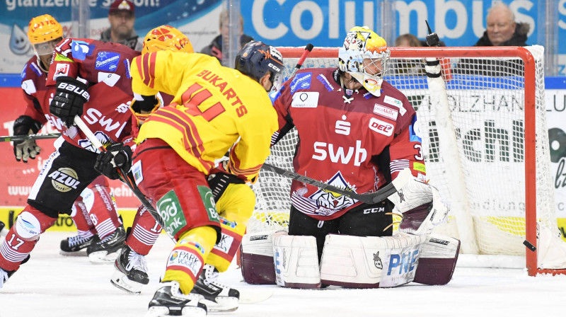 Rihards Bukarts uzbrukumā Kristera Gudļevska vārtiem. Foto: imago images/Eibner/Scanpix