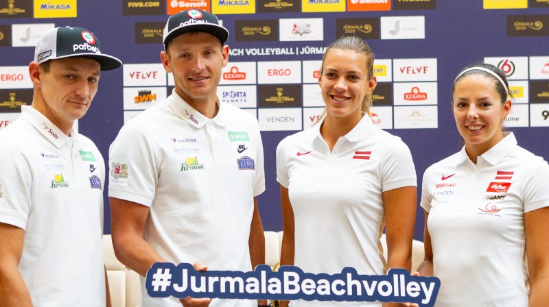 Mārtiņš Pļaviņš, Edgars Točs, Tīna Graudiņa, Anastasija Kravčenoka. Foto: Jurmala.Beachvolley