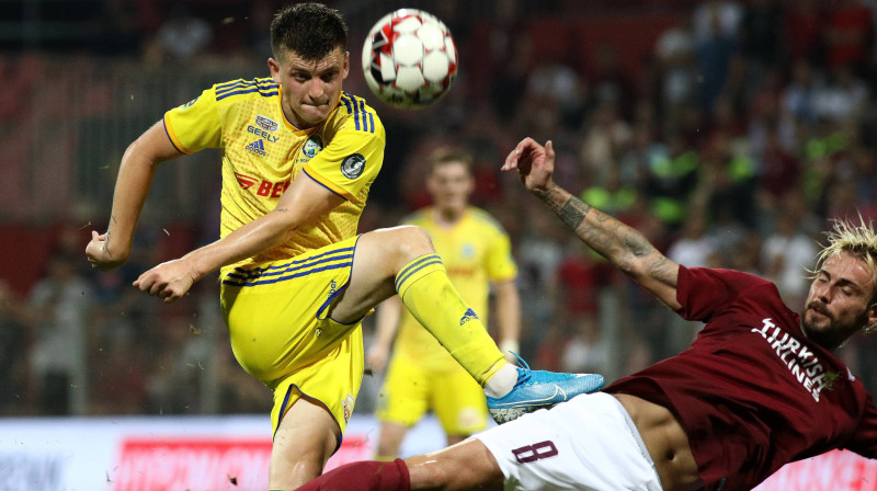 Barisavas BATE futbolists Staņislavs Draguns izdara sitienu. Foto: imago images/Xinhua/Scanpix