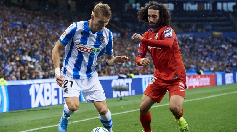 Viens no "Real Sociedad" līderiem Martins Ēdegors pret "Getafe" spēlētāju Marku Kukurellu. Foto: imago images/Bildbyran/Scanpix