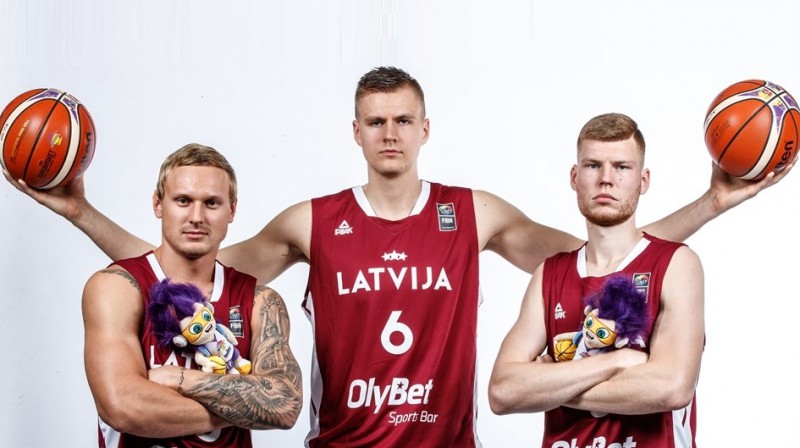 Jānis Timma, Kristaps Porziņģis, Dāvis Bertāns. Foto: fiba.basketball/eurobasket/2017