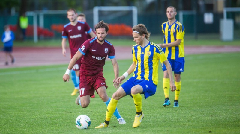 Ņikita Ivanovs pret Ingaru Sarmi Stugli. Foto: Ivars Veiliņš/FK "Jelgava"