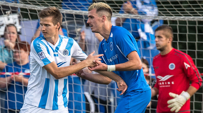 Elvis Stuglis cīņā ar Darko Lemajiču. Foto: Zigismunds Zālmanis (Riga FC)