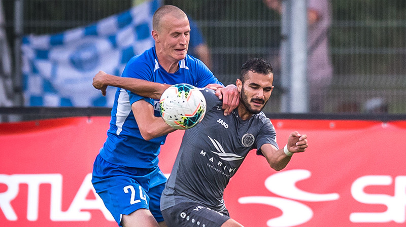 Tomislavs Šāričs cīņā ar Felipi Brizolu. Foto: Zigismunds Zālmanis/Riga FC