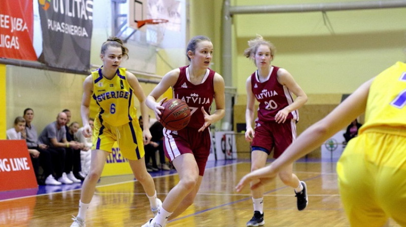 Enija Vīksne un Luīze Sila spēlē pret Zviedriju. Foto: Siim Semiskar, basket.ee