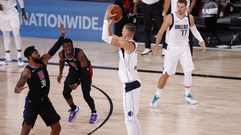 Kristaps Porziņģis izpilda tālmetienu. Foto: EPA/Scanpix.