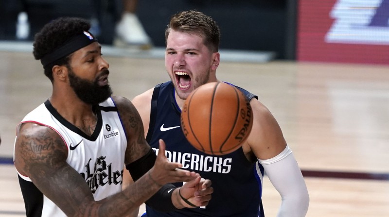 Markuss Moriss un Luka Dončičs. Foto: AFP/Scanpix