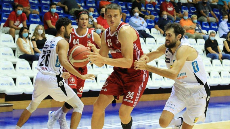 Andrejs Gražulis ar bumbu. Foto: Allianz Pallacanestro Trieste