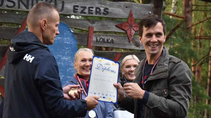 Marts Kristians Kalniņš saņem diplomu par savu mūžā pirmo triatlonu. Foto: Maratonaklubs