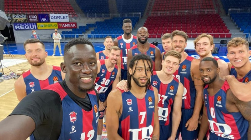 Artūrs Kurucs un "Baskonia" basketbolisti 2020. gada septembrī. Foto: Baskonia