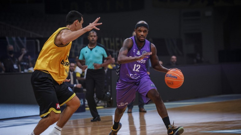 MVP Taduss Makfedens un "Burgos" basketbolisti: pirmais tituls Čempionu līgā. Foto: FIBA