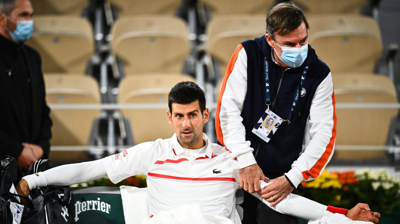 Novaks Džokovičs diskomfortā ceturtdaļfināla laikā. Foto: AFP/Scanpix