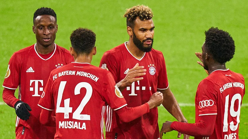 Divu vārtu autors Ēriks Čopo-Motings pa vidu. Foto: fcbayern.com