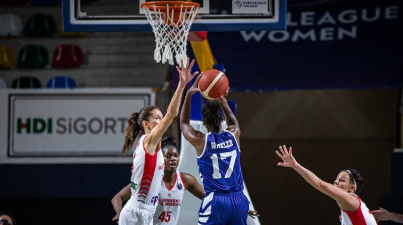 Kristīne Vītola cīņā pret 2019. gada WNBA zvaigžņu spēles MVP Eriku Vīleri. Foto: EuroLeague Women