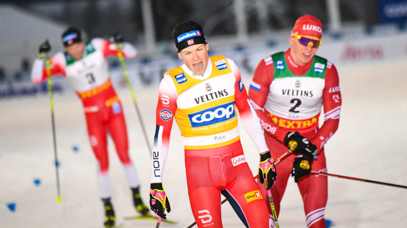 Juhanness Hesflots Klēbo finišē priekšā Aleksandram Boļšunovam un Emīlam Iversenam. Foto: EPA/Scanpix.