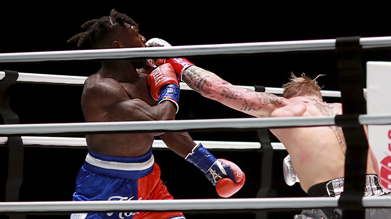 Neits Robinsons boksa ringā pret Džeiku Polu. Foto: AP/Scanpix