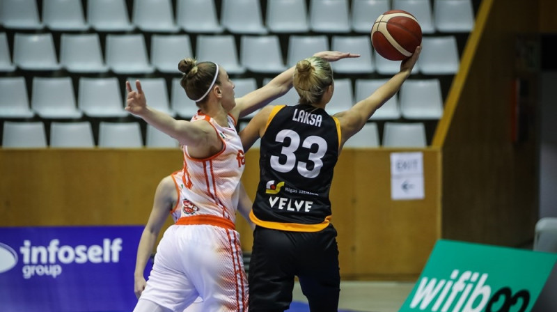 Kitija Laksa: četri tālmetieni un 23 punkti pret Itālijas čempioni "Famila Schio". Foto: FIBA