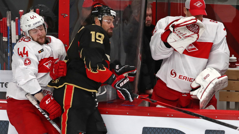 Cīņa starp Omskas "Avangard" un Maskavas "Spartak" komandām. Foto: Stanislav Krasilnikov/TASS/Scanpix