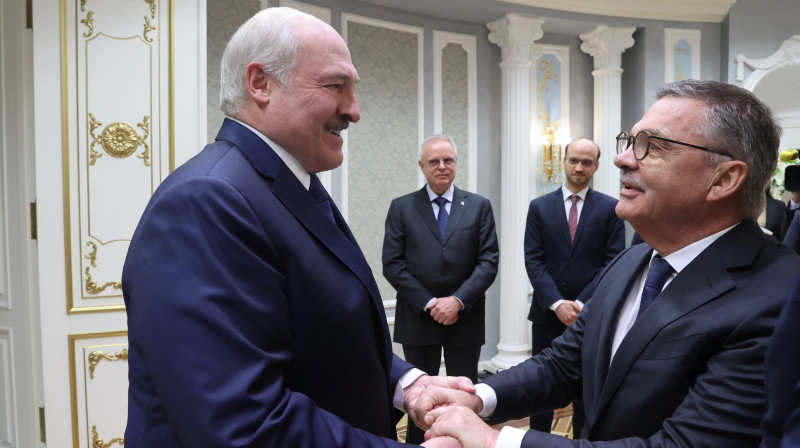 Aleksandrs Lukašenko un Renē Fāzels. Foto: Nikolai Petrov/BelTA/Reuters/Scanpix