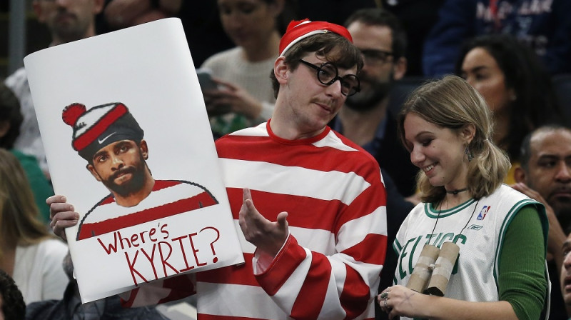 Bostonas "Celtics" fans ar plakātu "Kur ir Kairijs?" 2019. gada 27. novembrī. Foto: AP/Scanpix