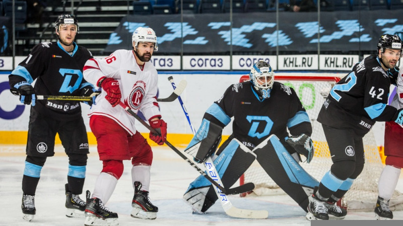 Kaspars Daugaviņš (Nr. 16) Minskas "Dinamo" vārtu priekšā. Foto: hcdinamo.by