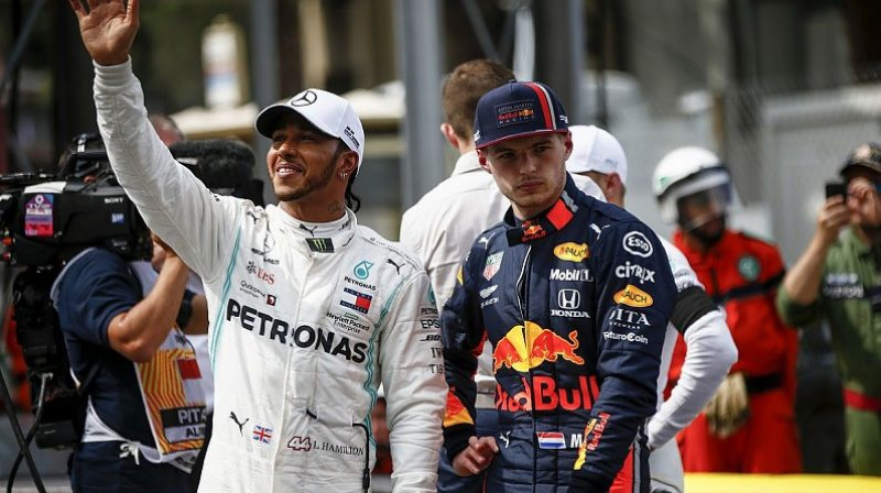 Lūiss Hamiltons un Makss Verstapens. Foto: Motorsport.com