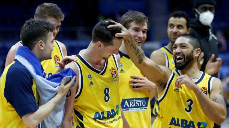 Komandas biedri sveic Berlīnes "Alba" zviedru aizsargu Markusu Ēriksonu. Foto: Euroleague