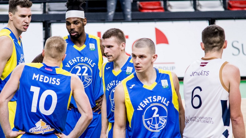 "Ventspils" basketbolisti "apspriedē". Foto: Jānis Lārmanis