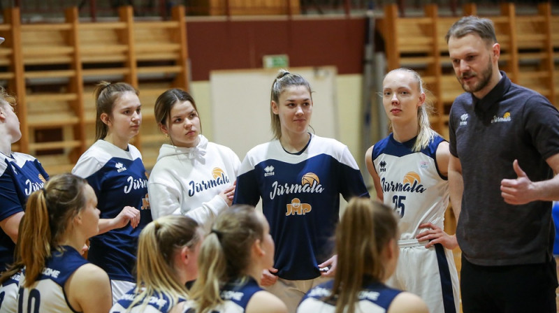 Kaspars Bože un Jūrmalas basketbolistes. Foto: Ritvars Raits