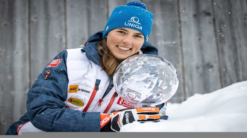 Petra Vlhova ar Lielo kristāla globusu. Foto:skiracing.com