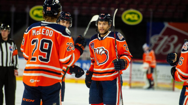 Jānis Jaks (Nr. 24) svin vārtu guvumu. Foto: Bakersfield Condors