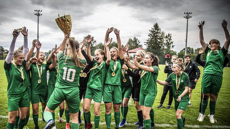 "Mettas" meitenes ar Latvijas U16 čempioņu kausu. Foto: LFF