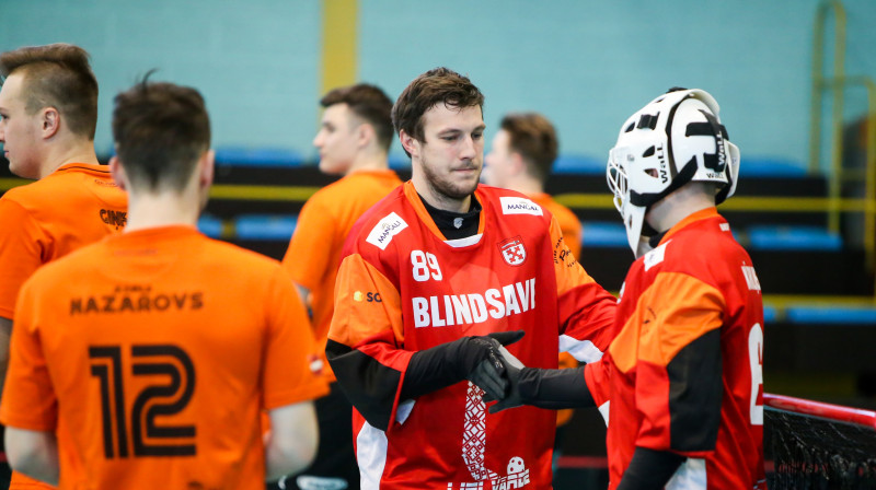 Jānis Salcevičs (vidū) jau otro maču pēc kārtas savu vietu vārtos uzticēja Laurim Kārkliņam. Foto: Ritvars Raits, floorball.lv