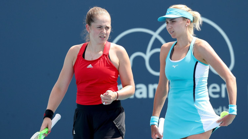 Aļona Ostapenko un Ludmila Kičenoka. Foto: AFP/Scanpix