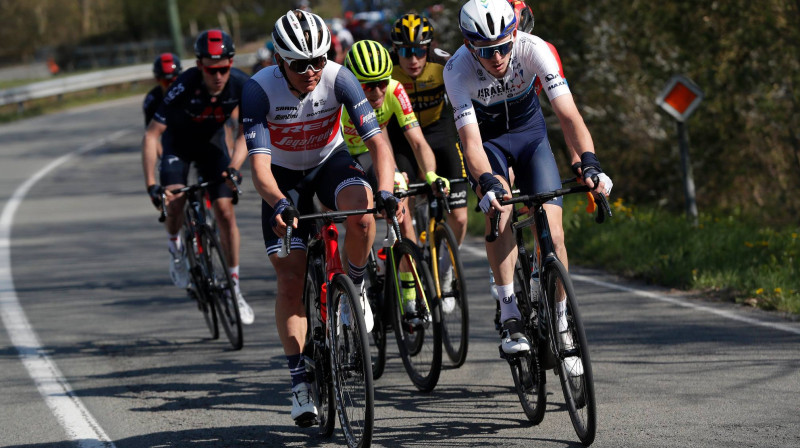 Toms Skujiņš (pa kreisi) un Krists Neilands (pa labi) peletona priekšgalā
Foto: Getty Images