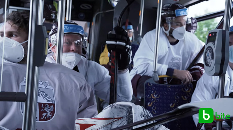 Latvijas izlase autobusā dodas uz treniņu. Foto: Ekrānšāviņš