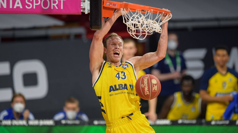 Berlīnes "Alba" basketbolists Lūks Sikma triec bumbu grozā. Foto: imago images/Passion2Press/Scanpix