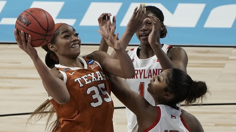 Šarli Koljera NCAA čempionāta "Sweet 16" spēlē 2021. gada 28. martā. Foto: AP/Scanpix