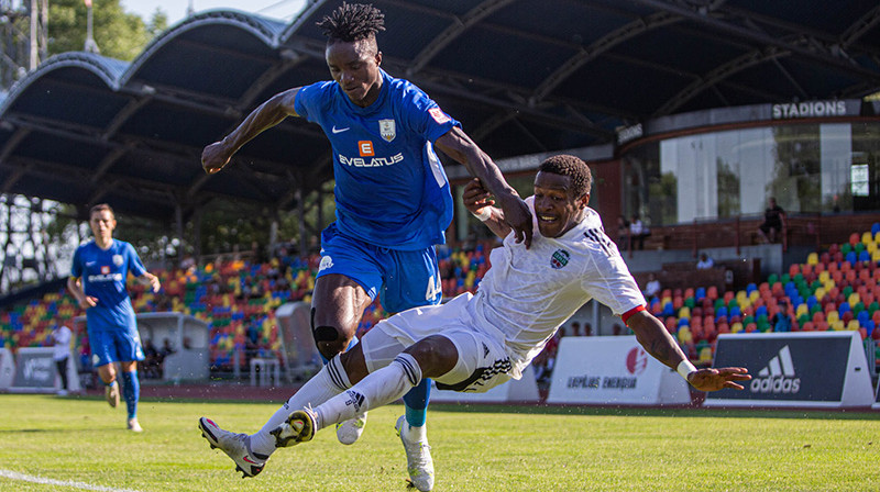 "Daugavpils" aizsargs Džošua Akpudže cīņā ar Dodo. Foto: FK Liepāja