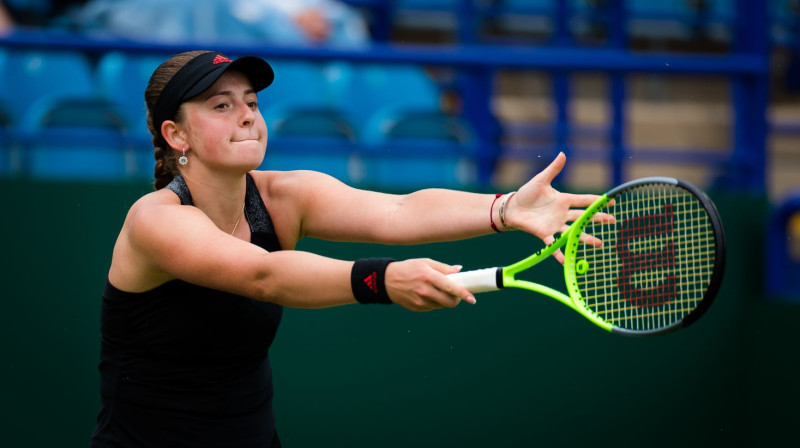 Aļona Ostapenko sniedzas pēc titula. Foto: AFP/Scanpix