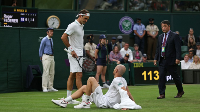 Adrians Mannarino nupat guva savainojumu, kura dēļ viņam nācās pārtraukt maču pret Rodžeru Federeru. Foto: AFP/Scanpix