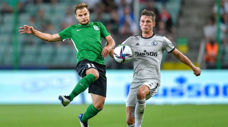 Cīņa par bumbu spēlē starp Varšavas "Legia" un Tallinas "Flora". Foto: imago images/Newspix/Scanpix