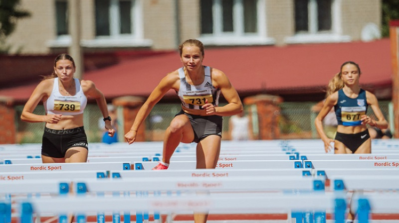 Uzvarētāja U18 Alise Krista Melbārde (priekšplānā). Foto: Guntis Bērziņš.