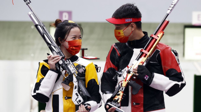 Ķīnas šāvēji Čjana Janga un Haorans Jangs. Foto: Jeon Heon-Kyun/EPA/Scanpix