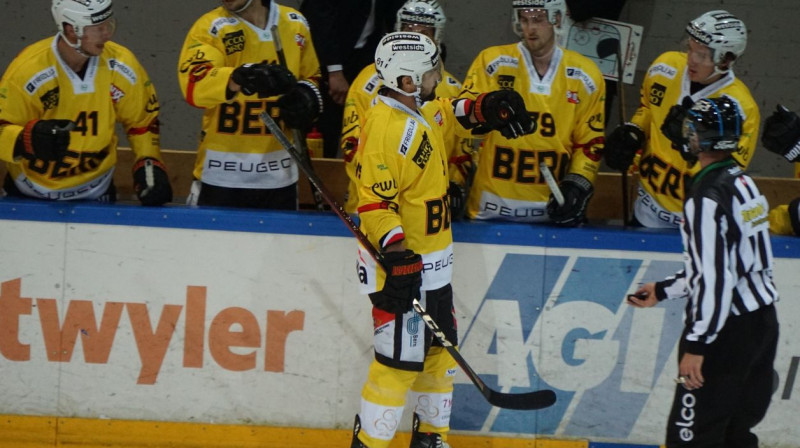 Kaspars Daugaviņš (centrā) svin vārtu guvumu. Foto: SC Bern