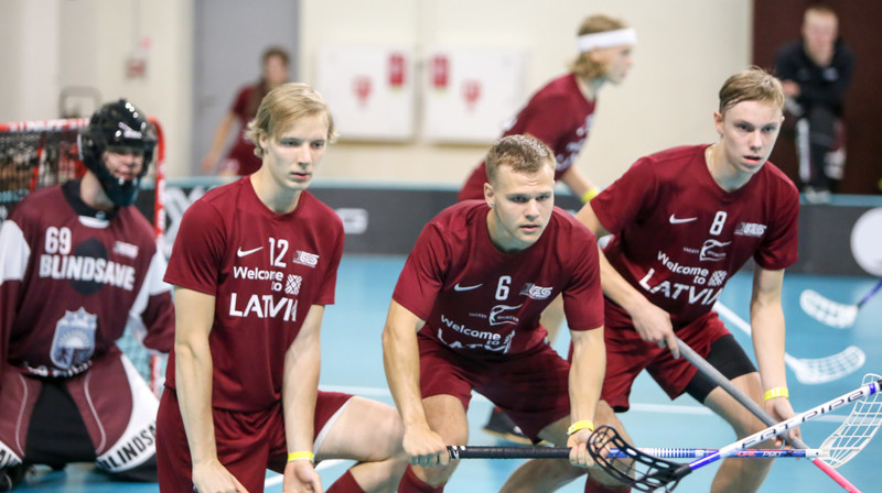 Latvijas junioru izlase aizsardzībā. Foto: Ritvars Raits, floorball.lv