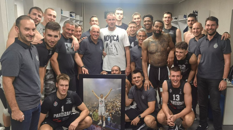 Rodions Kurucs un "Partizan" basketbolisti Novicas Veļičkoviča atvadu spēlē. Foto: Partizan NIS